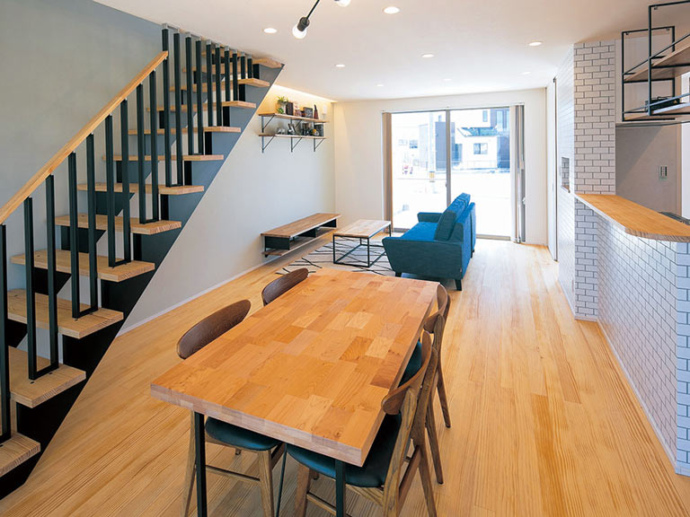 シンプルモダンな空間デザインにも調和した無垢のデザイン階段。
