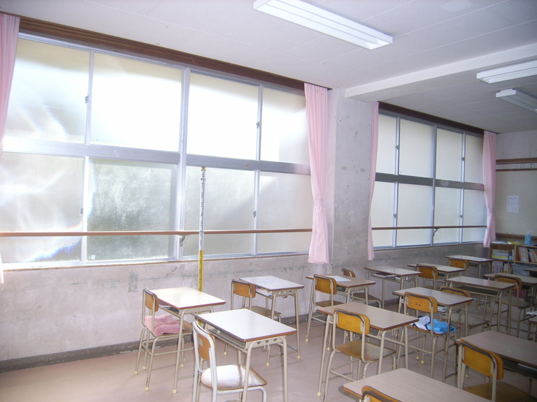 教室窓手摺設置工事（公共建築）