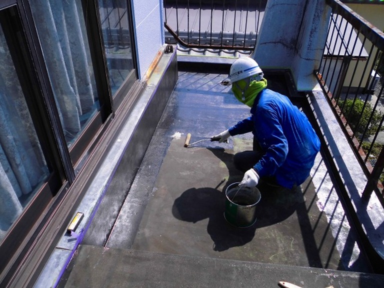 <p>プライマー塗布状況<br />
コンクリート表面に下地剤を塗ります。<br />
</p>