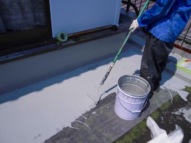 <p>防水材を塗布します。<br />
1回目が乾いてから2回目を重ねて塗ります。</p>