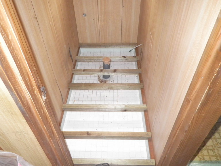 <p>トイレは床の段差をなくす為根太で<br />
レベルを調整して床材を貼ります。<br />
壁も傷んでいたので下地を貼りクロスで仕上げました。</p>