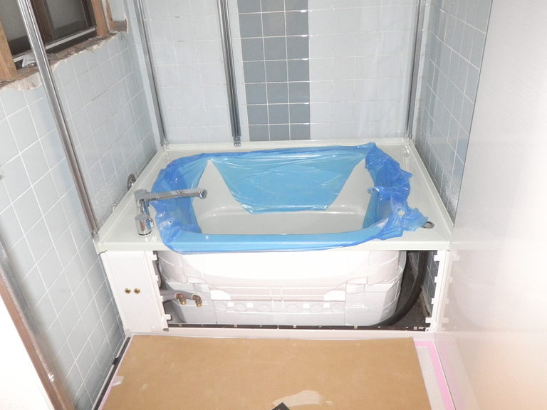 <p>ユニットバスの組立てです。<br />
壁パネルは断熱材を貼っています。<br />
</p>