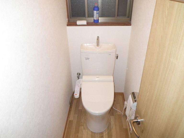 <p>節水トイレを取り付けました。<br />
従来のトイレと比較すると約1/3の<br />
水量で流すことができます。</p>