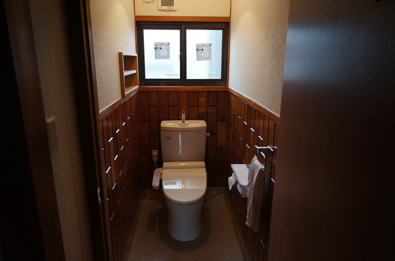 <p>トイレは段差があった床をﾌﾗｯﾄにしました。<br />
便器はTOTOの節水型を採用しました。<br />
水道代は従来の1/3程度になります。<br />
壁にはトイレットペーパーが置けるニッチを造作。<br />
</p>