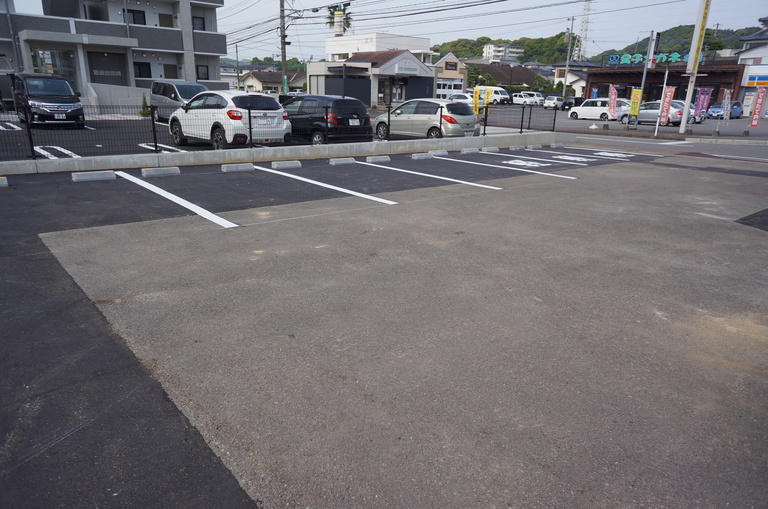 <p>駐車場も広くとり、車道からの乗入口拡張工事もしました。</p>