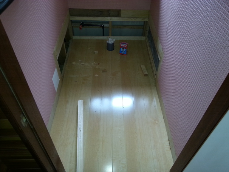 <p>床はワックスフリーの完全耐水合板を使用しています。<br />
※UV塗装10回塗りの商品です。</p>